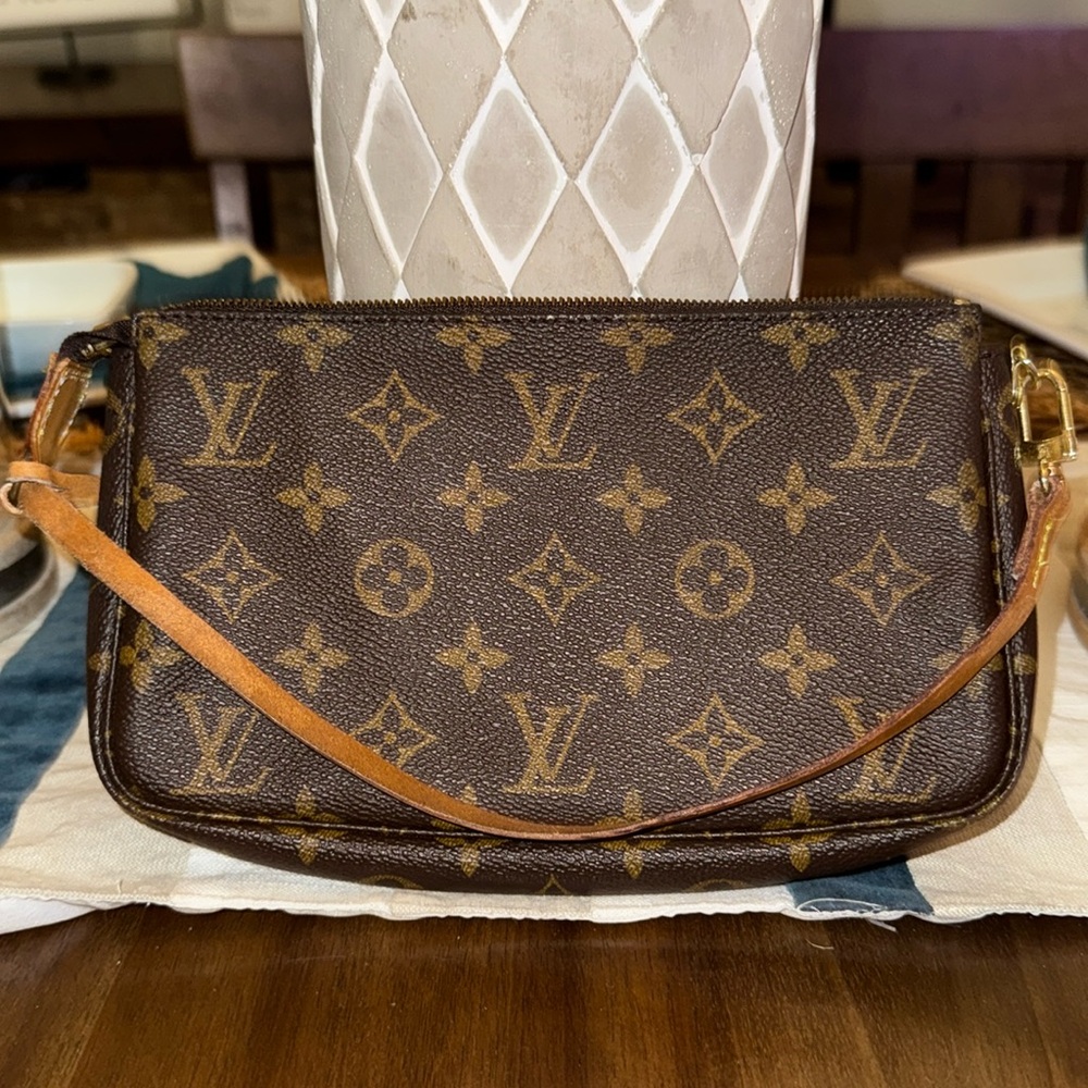 Authentic Louis Vuitton Pochette